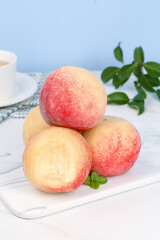 Fresh Golden Red Peaches from Shandong Mengyin Qingzhou China Natural Autumn Harvest Fruit Display