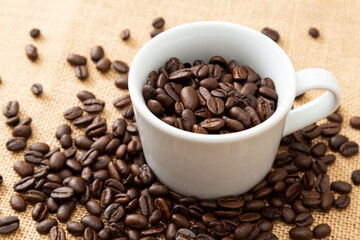 コーヒーカップとコーヒー豆　