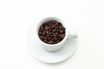 コーヒーカップに入ったコーヒー豆　白バック