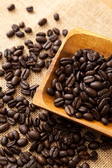 麻袋の上に置かれたコーヒー豆