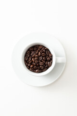 コーヒーカップに入ったコーヒー豆　白バック