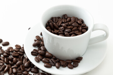 コーヒーカップとコーヒー豆　白バック