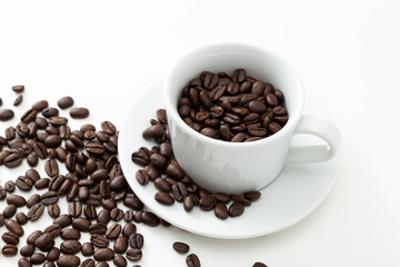 コーヒーカップとコーヒー豆　白バック