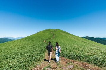 Fototapeta premium 山を登るカップル