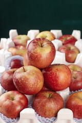 Fresh Red Apples from Xinjiang Daliangshan Region Packed in Protective Foam Storage