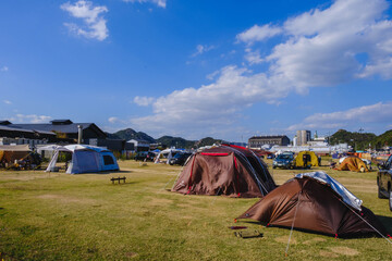 宇野港、日本の田舎町にあるキャンプ場、岡山、日本