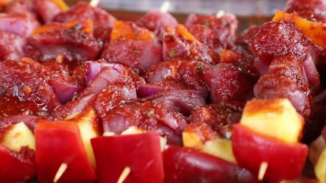 Brocheta de carne y vegetales as&aacute;ndose en parrilla