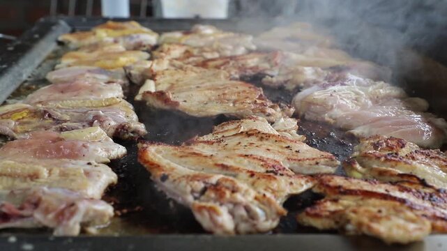 Pechuga de pollo a la plancha cocin&aacute;ndose