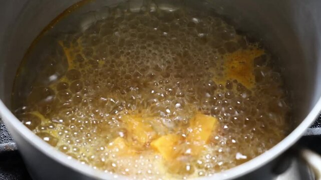 Trozos de yuca fri&eacute;ndose en aceite caliente