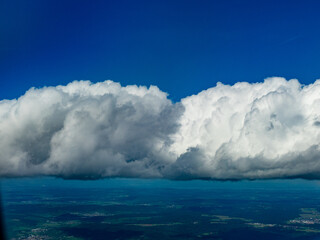 Flug über den Wolken