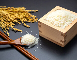 木枡に盛った白米と稲穂の近接写真、秋の新米・和食素材