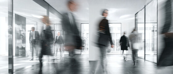 Dynamische Bewegungsunsch&auml;rfe von Menschen im B&uuml;roflur &ndash; modernes Business