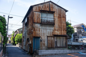 Fototapeta premium 錆びて廃墟となった二階建て一軒家、廃墟となった昭和建築