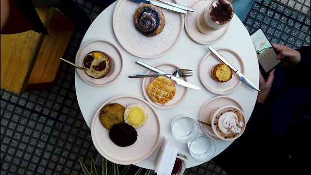Toma cenital de mesa de platos dulces de cafeter&iacute;a