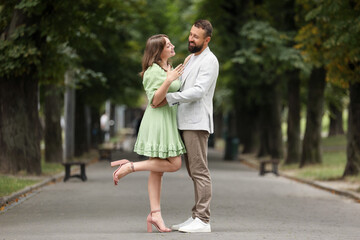 Obraz premium Making marriage proposal. Woman showing engagement ring and hugging her fiance outdoors