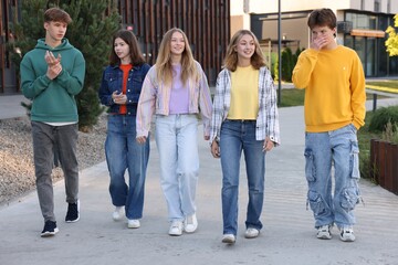 Obraz premium Group of teenagers walking on city street