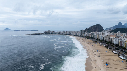 Vis&atilde;o a&eacute;rea orla da praia de copacabana, rio de janeiro, brasil