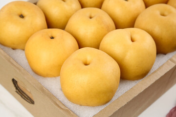 Fresh Golden Laiyang Moon Pears from Shandong China in Wooden Crate - Premium Autumn Harvest Fruit
