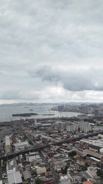 Vis&atilde;o a&eacute;rea do bairro de Engenho de Dentro, no Rio de Janeiro, com destaque para o est&aacute;dio Nilton Santos cercado por pr&eacute;dios e &aacute;reas urbanas. Um retrato aut&ecirc;ntico da zona norte carioca