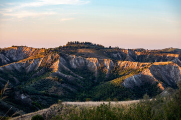 Tramonto sui calanchi del territorio di Brisighella, provincia di Ravenna, Emilia Romagna
