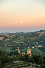 Luna che sorge sopra Brisighella, provincia di Ravenna, Emilia Romagna