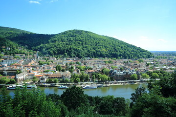 Obraz premium Heidelberg riverside urban view with forested hill