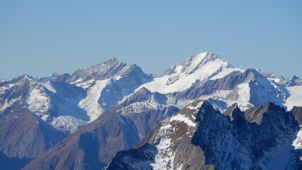 hinten die Rötspitze 3494m und die Daberspitze 3402m.. ganz vorne rechts Ochsenbug (Kristallkopf) 3006m und Bretterspitze 3001m... dahinter noch die Ogasilspitze 3032m und Quirl 3251m
