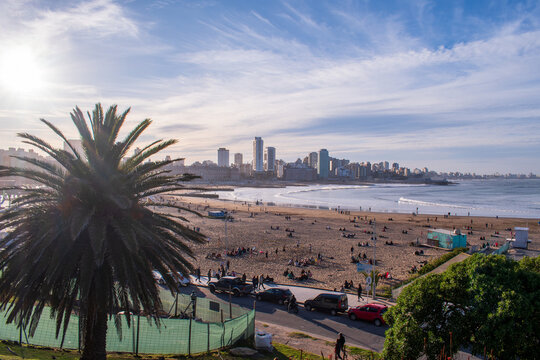 Vistas, de playa el torre&oacute;n en la ciudad de Mar del plata, cielo despejado. Playa Mar del plata, Torre&oacute;n del monje