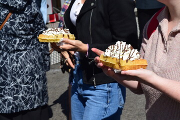 D&eacute;guster des gaufres &agrave; la chantilly