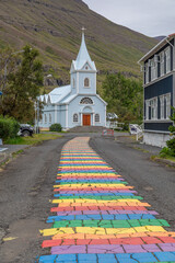 Seyðisfjarðarkirkja, l'église aux murs de tôle bleu ciel de Seyðisfjörður, petit village au fond d'un fjord, dans l'est de l'Islande