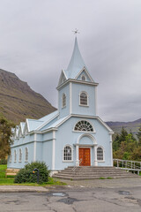 Seyðisfjarðarkirkja, l'église aux murs de tôle bleu ciel de Seyðisfjörður, petit village au fond d'un fjord, dans l'est de l'Islande