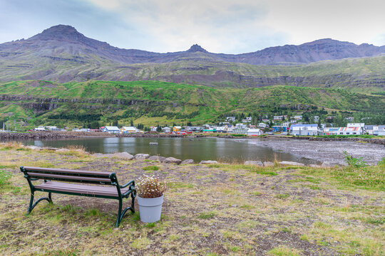 Panorama sur Sey&eth;isfj&ouml;r&eth;ur, petit village pittoresque au fond d'un fjord, dans l'est de l'Islande
