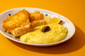 Cod with garlicky mashed potatoes - Bakaliaros skordalia