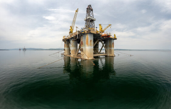 Oil rig well decommissioning platform