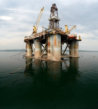 Offshore oil well decommission rig, for energy transition