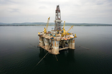 Decommission rig for offshore oil well capping (plug and abandonment)