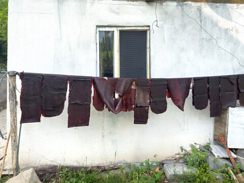 Pestil is made by sun-drying fruit purees under pressure to form sheet