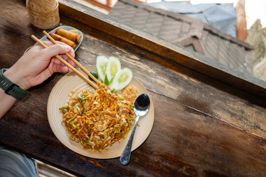 Tourist eating pad thai 