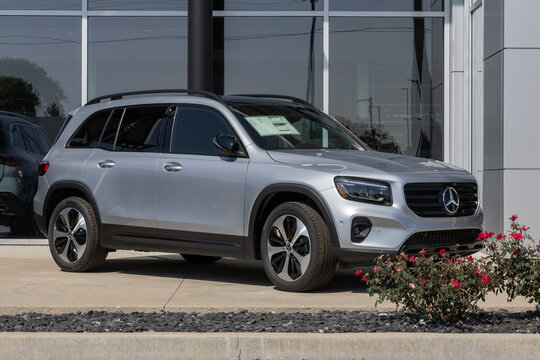 Mercedes-Benz GLB 250 4MATIC SUV display. Mercedes offers the GLB250 with a 2.0L 4-Cylinder turbo engine. MY:2025