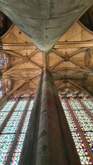 Les magnifiques vitraux de la basilique Saint-Nazaire-et-Saint-Celse de la cité de Carcassonne