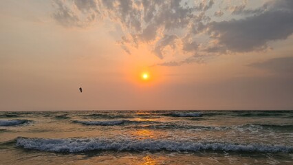 Magnifique coucher de soleil orangé sur une plage de l'océan atlantique (presqu'île du Cap Ferret, France)