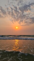 Magnifique coucher de soleil orangé sur une plage de l'océan atlantique (presqu'île du Cap Ferret, France)