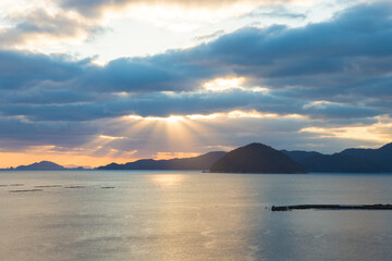 朝の海と太陽の光芒（大分県臼杵市）