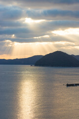 朝の海と太陽の光芒（大分県臼杵市）