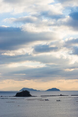 Fototapeta premium 朝の海と太陽の光芒（大分県臼杵市）