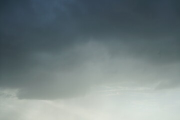 Gelbliches Sonnenlicht und ilder, reiner, lebhafter wolkiger Himmel aus gro&szlig;en luftigen Wolken Gebilden