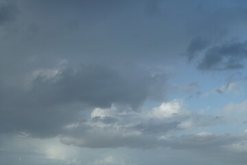 Wilder, reiner, lebhafter wolkiger Himmel aus gro&szlig;en luftigen Wolken Gebilden