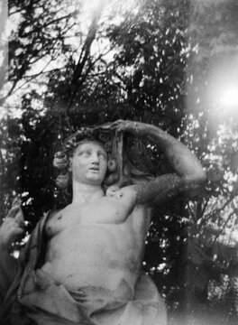 statue