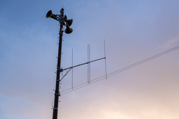 薄紫色の夕焼けに染まる電柱
