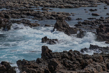 Obraz premium Crashing Waves on the Rocky Coast of Crete